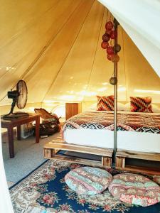 爱妮岛纳克潘小屋露营度假村的一间帐篷内带两张床的卧室