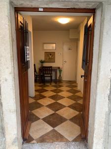 科托尔Viktor Rooms的通往带 ⁇ 形地板的走廊的开放式门