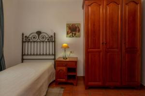 埃尔帕索Casa Nimar的一间卧室配有一张床和一个带灯的梳妆台