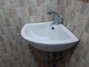 安吉利斯Clark-Pad Inn, Angeles City的浴室内设有一个白色水槽和水龙头