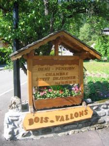 莫尔济讷Chalet Bois Vallons Chambres d'Hôtes的花卉园的标志