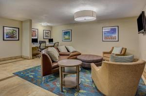 路易斯威尔路易斯维尔机场烛木套房酒店的客厅配有沙发、椅子和桌子