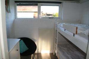 SchoorldamRekerlanden 195的一间小卧室,配有双层床和窗户