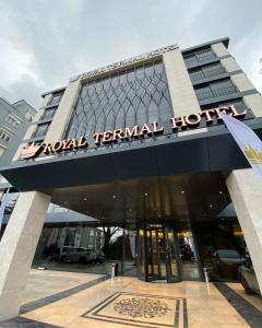 伯萨Royal Termal Hotel的一座建筑,上面有标志,上面写着皇家正式酒店