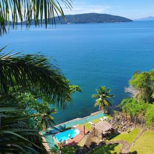 安格拉杜斯雷斯绿色海洋公寓酒店的享有海景和游泳池景色。