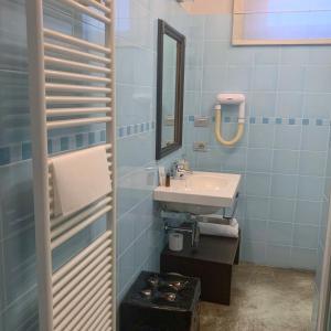 阿尔巴洛卡达特洛奥巴旅馆的一间带水槽和镜子的浴室
