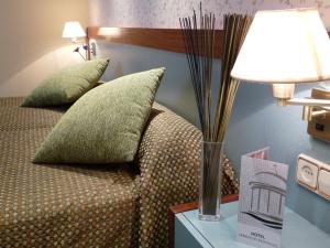 阿兰约兹阿兰胡埃斯花园酒店的一张带两个枕头的床和一张桌子上的台灯
