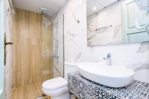 干尼亚Alegria Pension的白色的浴室设有水槽和卫生间。