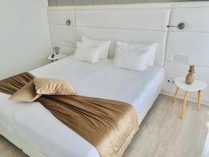 蓬塔德尔加达Urban Apart - Azores的卧室配有白色大床和白色枕头