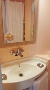 布雷西尔乐趣普瑞米尔经典酒店的一间带水槽和镜子的浴室