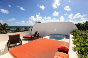 图卢姆图卢姆海滩酒店的一个带桌椅和热水浴池的庭院