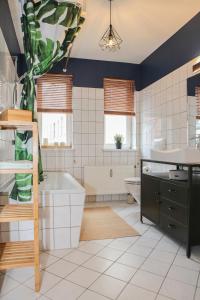 莱比锡Sleepwell Apartment - Klostersuite的带浴缸和盥洗盆的浴室