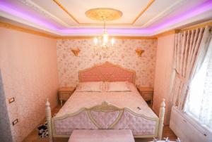 波格拉德茨Luxurious Apartment Lake View Pogradec的一间卧室配有一张床和一个吊灯