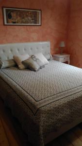 卡斯泰洛泰西诺Alloggio Castello Tesino的一间卧室配有一张带白色床头板的大床