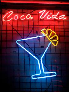 邦劳阿罗那维达滩度假酒店的 ⁇ 虹灯标志,在马提尼玻璃杯中喝一杯
