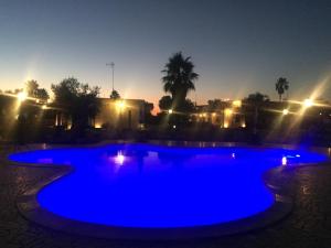 卡尔皮尼亚诺萨伦蒂诺Masseria Giamarra的夜晚带灯光的蓝色游泳池
