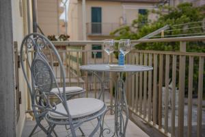 圣温琴佐Casa Amati - Sea house apartments的阳台上的桌子上放着两杯葡萄酒