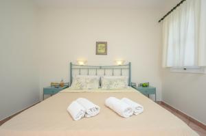 布拉卡马特乌斯一室公寓的一间卧室配有一张床,上面有两条毛巾