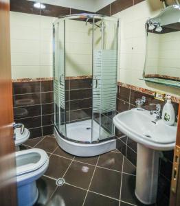 Luxurious Apartment Lake View Pogradec的一间浴室