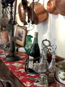LevieU Fragnu di perruccio的一张桌子,上面装有玻璃瓶和一盏灯