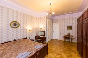 利沃夫Mover Retro Apartment的一间卧室配有一张床和一张书桌