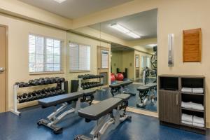 迈尔斯堡Candlewood Suites Fort Myers/Sanibel Gateway, an IHG Hotel的健身房配有跑步机和健身器材