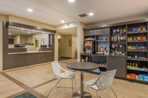 迈尔斯堡Candlewood Suites Fort Myers/Sanibel Gateway, an IHG Hotel的一间配桌椅的药房
