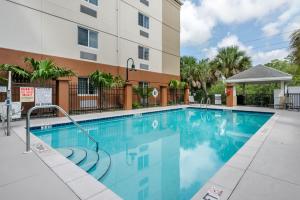 迈尔斯堡Candlewood Suites Fort Myers/Sanibel Gateway, an IHG Hotel的大楼前的游泳池
