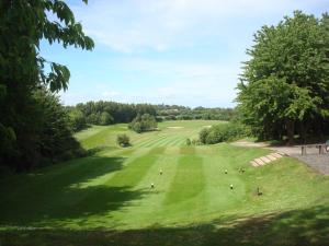 法弗舍姆Cave Hotel near Canterbury的高尔夫球场和绿色的人的景色