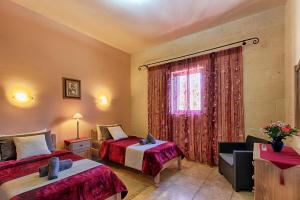 沙拉Ghajn Damma的酒店客房设有两张床和窗户。
