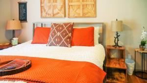 南太浩湖Playpark Lodge的一间卧室配有带橙色枕头的床