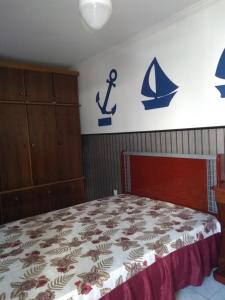圣维森特岛Apartamento na praia do Itarare的卧室配有一张挂在墙上的床铺