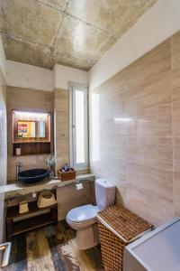 卡西卡斯Ayia Marina的浴室配有卫生间、盥洗盆和浴缸。