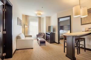 Staybridge Suites Silao, an IHG Hotel的休息区