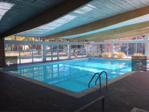 Saint-Laurent-du-Jurale refuge des Marmottes的大型建筑中的大型游泳池