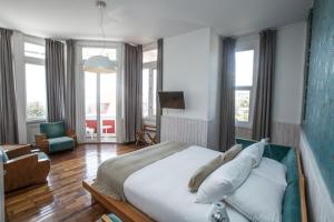 瓦尔帕莱索阿斯托雷卡宫酒店的一间卧室设有一张床和一间客厅。