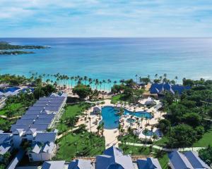 巴亚希贝Hilton La Romana All-Inclusive Family Resort的享有度假村和海洋的空中景致