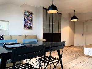 梅朗Appartement neuf scintillant de l’île d’amour的用餐室以及带桌椅的起居室。