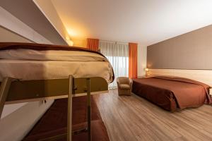 伊莫拉唐纳特洛伊莫纳酒店的酒店客房设有床和窗户。