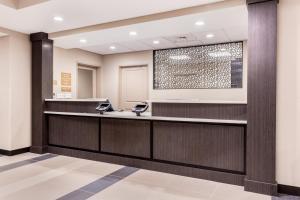 欧克莱尔Candlewood Suites Eau Claire I-94, an IHG Hotel的医院的大堂,设有接待台