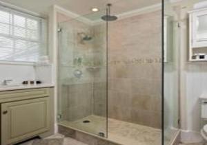 Yarmouth Port肯普科德旅馆的带淋浴的浴室和玻璃门