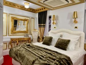 普洛耶什蒂President Luxury的一间卧室配有一张特大号床和一面镜子