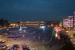 墨西哥城Gran Hotel Ciudad de México Zócalo View的夜间交通繁忙的城市