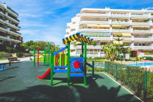 Luxury Apartment Guadalmina Golf - Marbella的儿童游玩区