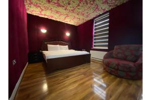 斯劳SK Baylis House Hotel的一间卧室配有一张床、一张沙发和一把椅子