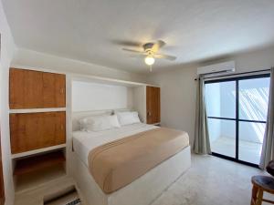 坎昆MIO Cancún Hotel Boutique的一间卧室配有一张床和吊扇