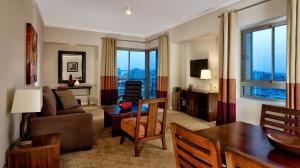 开罗城市之星住桥套房公寓的客厅配有沙发和桌子