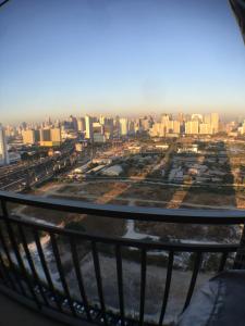 曼谷Supalai Rama9 Monthly的从大楼顶部可欣赏到城市美景
