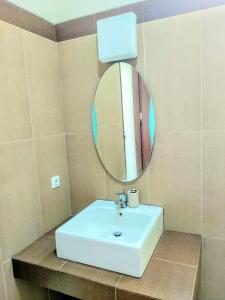 万隆Villa Ubud Syariah的浴室设有白色水槽和镜子