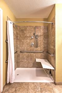 皮尔兰皮尔兰烛木套房酒店的带淋浴和盥洗盆的浴室